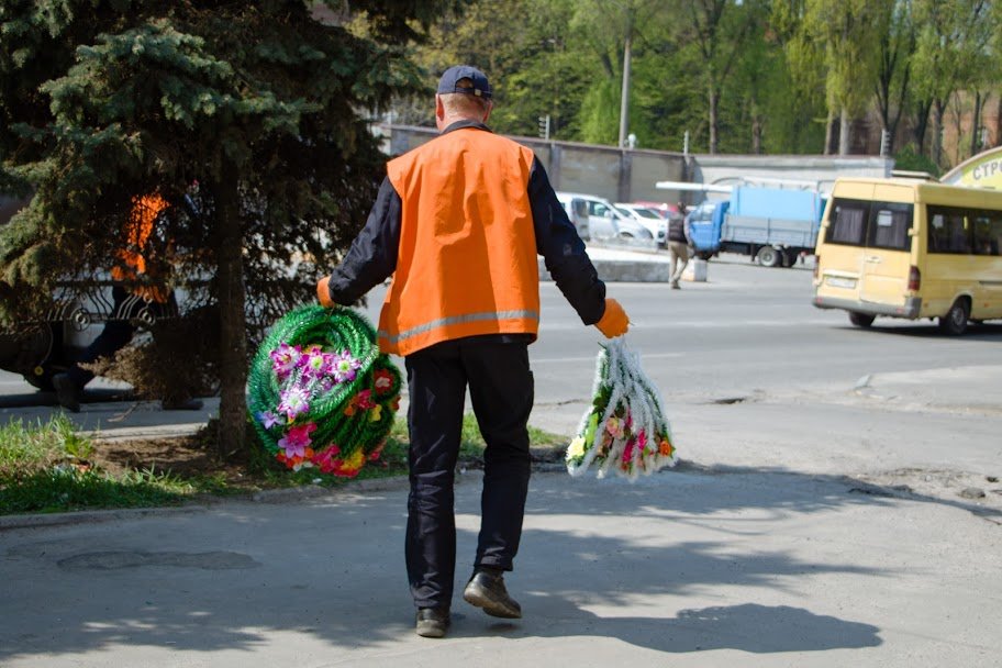 Точки с синтетическими венками и букетами будут сносить Точки с синтетическими венками и букетами будут сносить