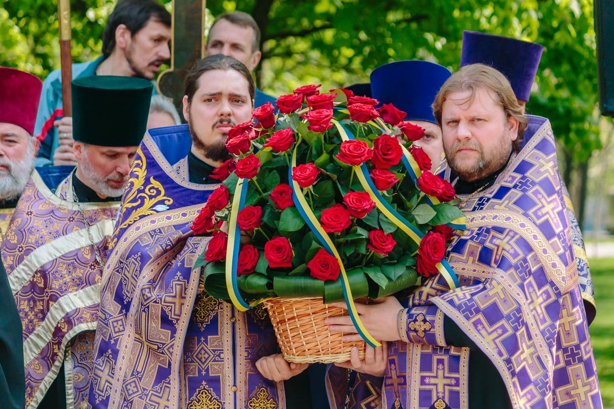 Представители духовенства возложили розы к памятнику