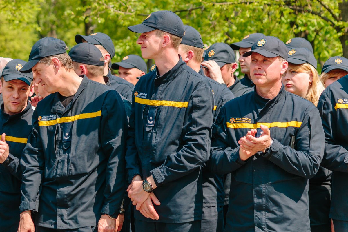 Среди присутствующих были не только высокопоставленные чиновники и руководители, но и спасатели, военные, полицейские