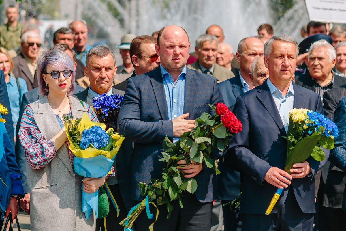 Многие принесли с собой пышные букеты роз, гвоздик и хризантем