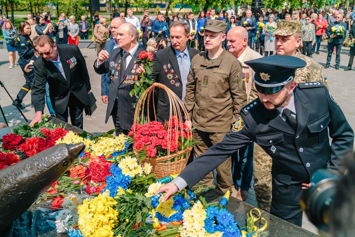 Подходя к памятнику многие крестились и становились на колени
