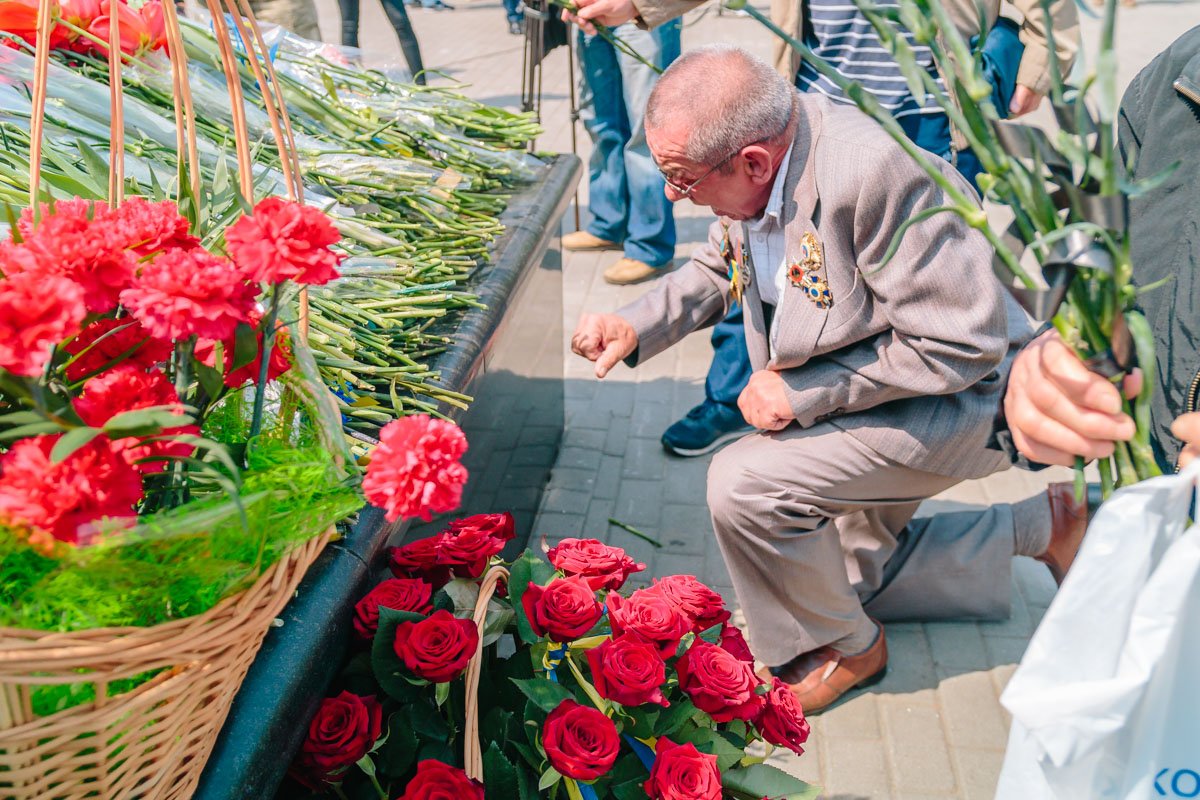 В толпе сильно выделялись те, кто помнит ужас чернобыльской катастрофы - выжившие ликвидаторы