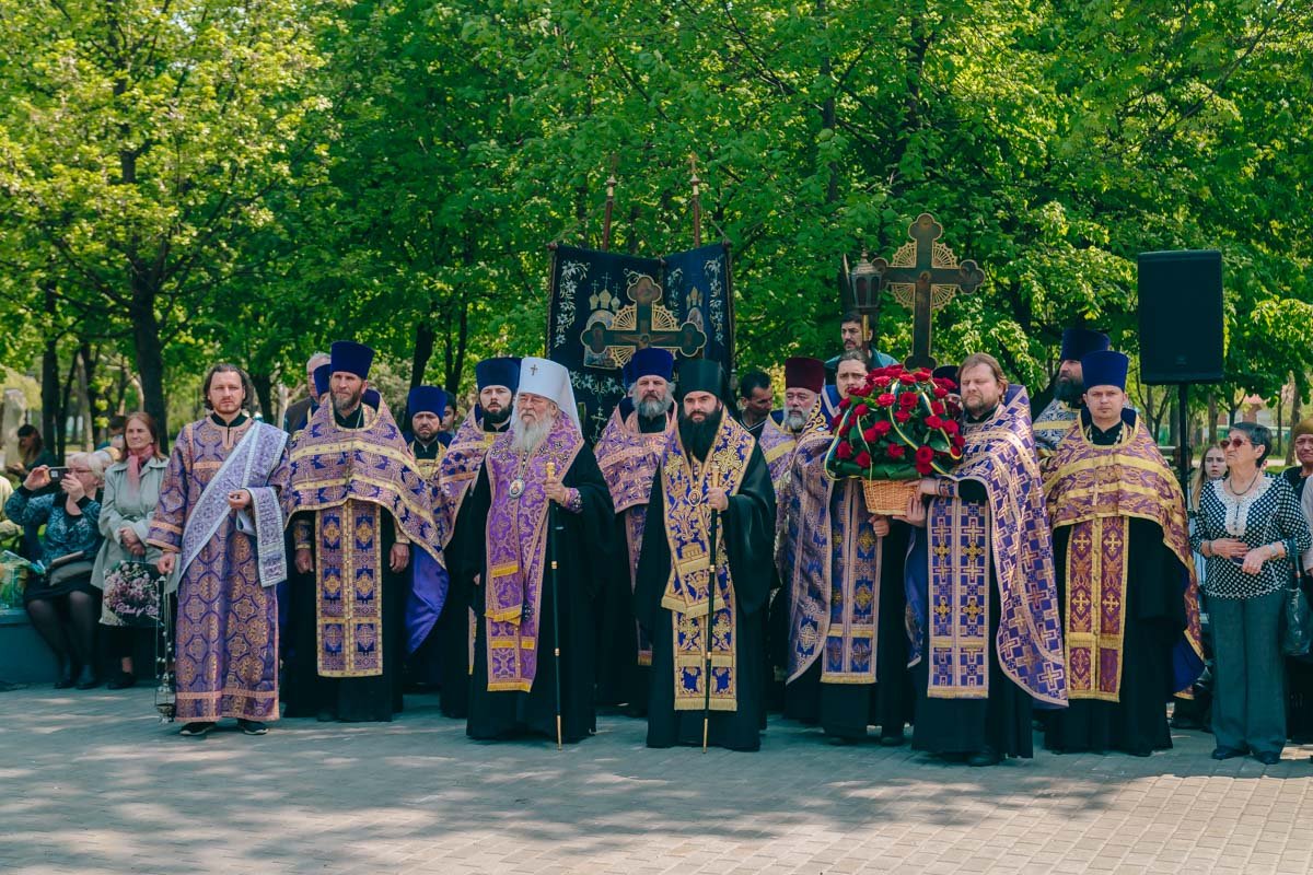 Возложить цветы пришли и представители духовенства