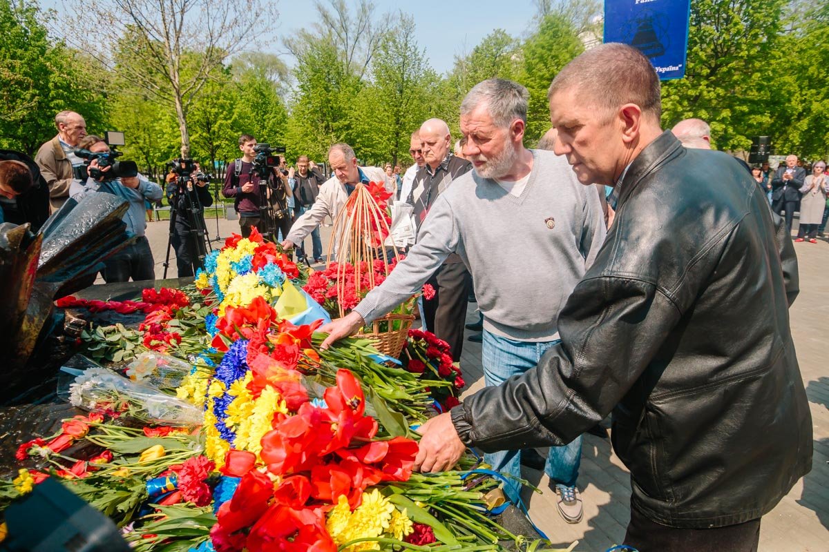 Люди принесли много цветов