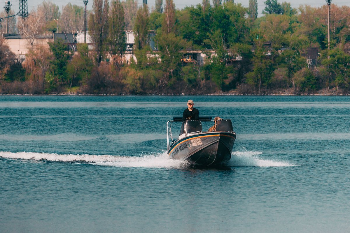 Для того, чтобы достать мужчину из воды, на место вызвали сотрудников водной полиции Для того, чтобы достать мужчину из воды, на место вызвали сотрудников водной полиции