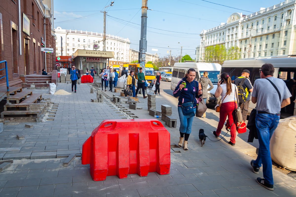 Плитка расшаталась так быстро, что ее пришлось заменить Плитка расшаталась так быстро, что ее пришлось заменить