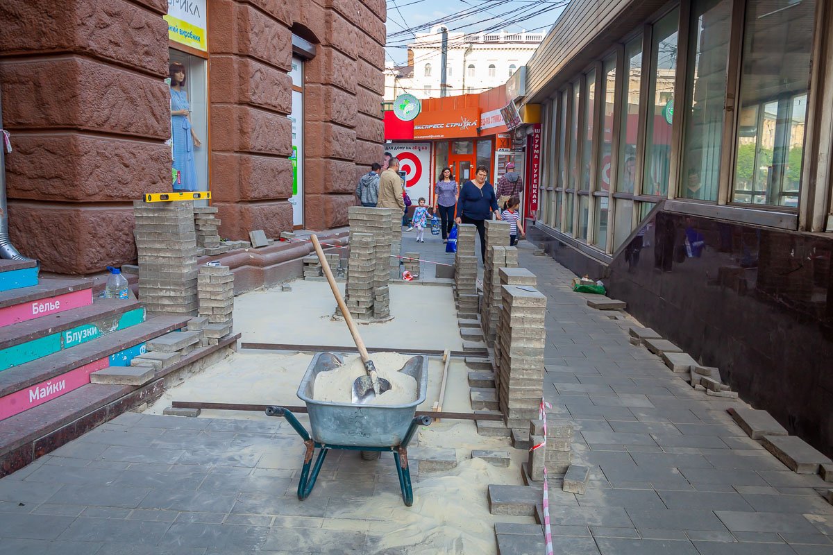 Рабочие починят плитку за счет подрядчика Рабочие починят плитку за счет подрядчика