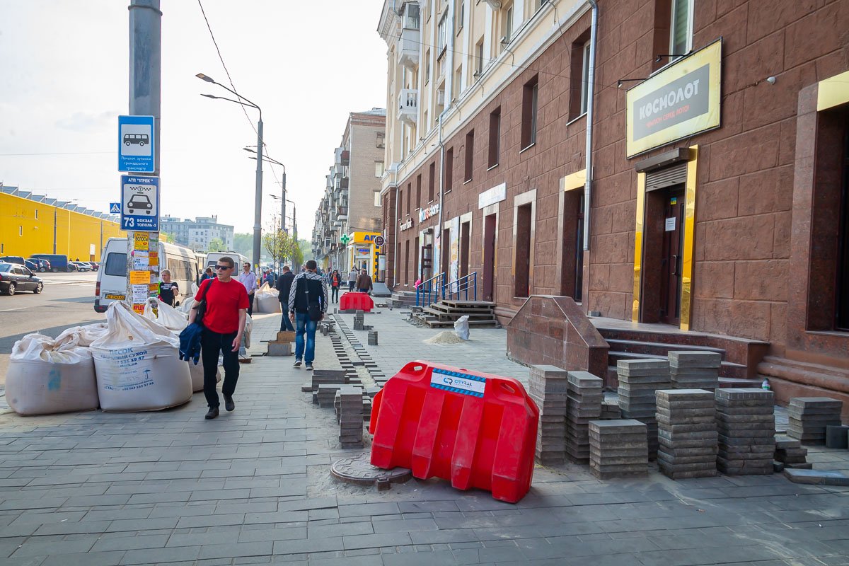Пройти по улице можно, хотя и не очень удобно Пройти по улице можно, хотя и не очень удобно
