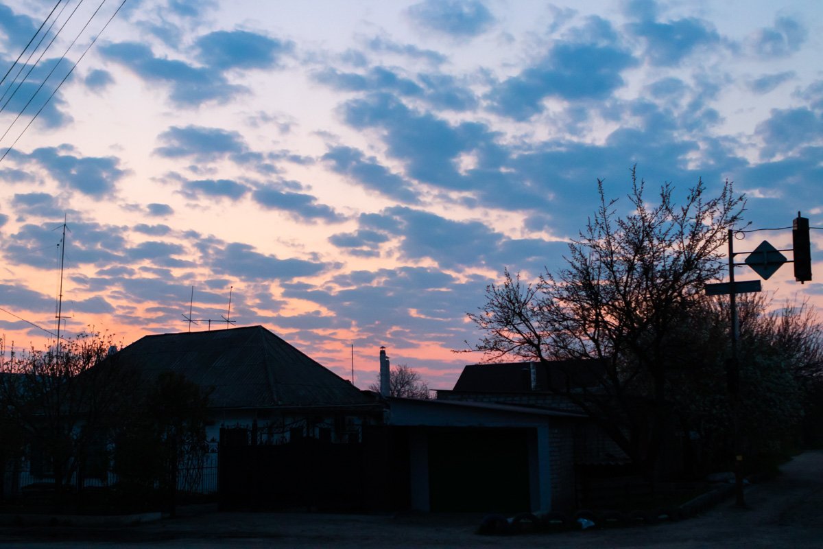 Пока город спит, солнце купается в облаках Пока город спит, солнце купается в облаках