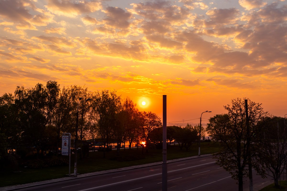 Апельсиное солнце купается в облаках Апельсиное солнце купается в облаках