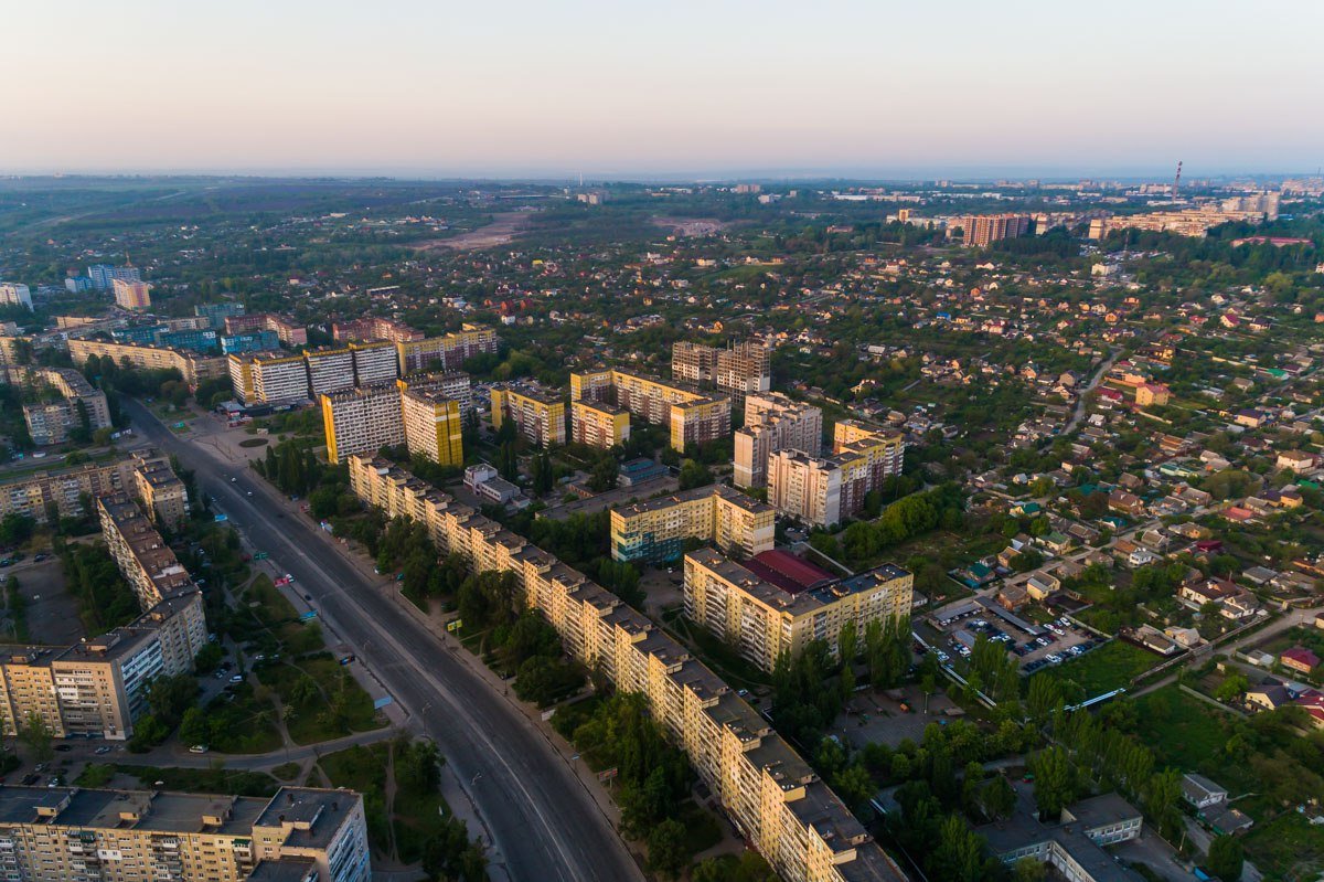 В каждом окошке суета- скоро на работу В каждом окошке суета- скоро на работу