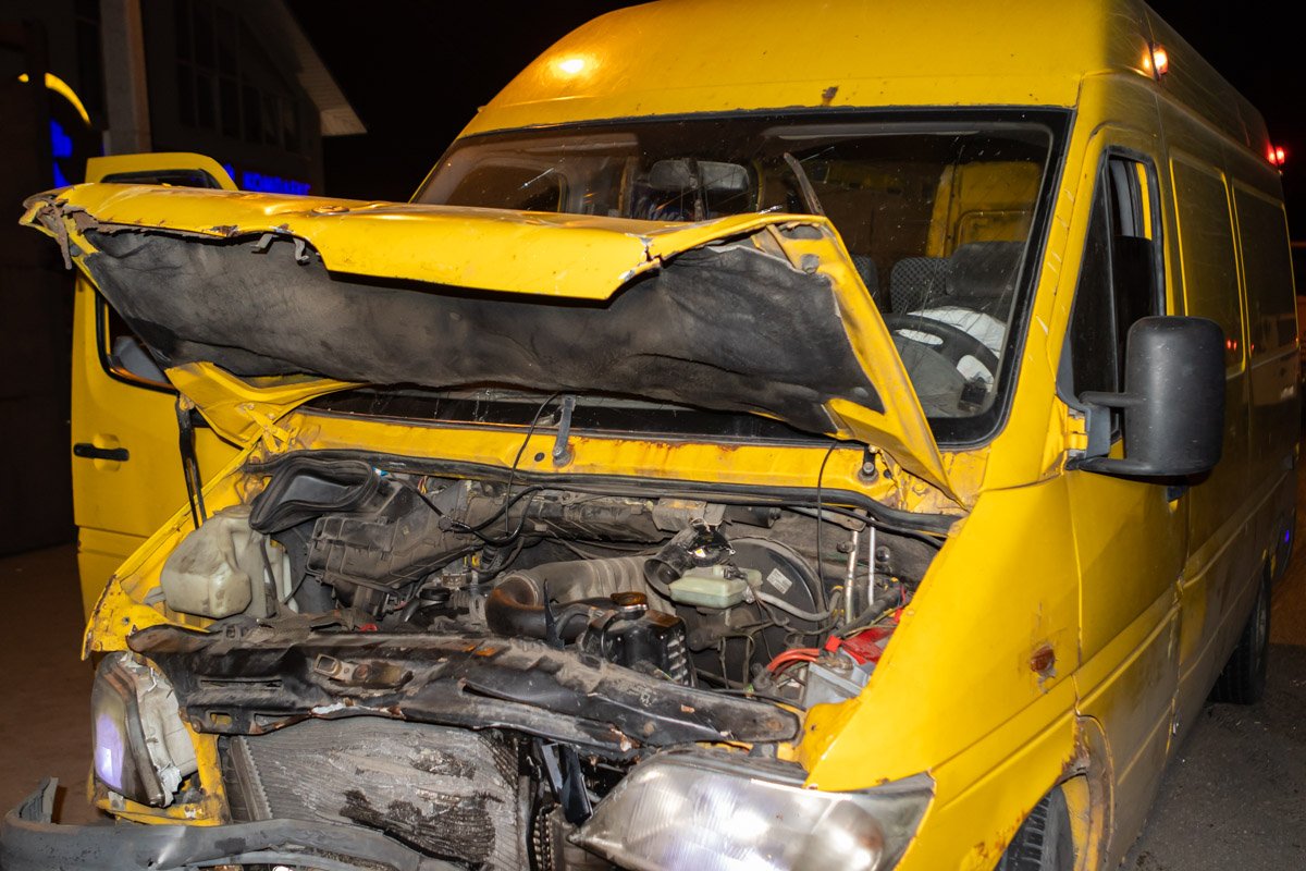 Оба автомобиля получили сильные повреждения