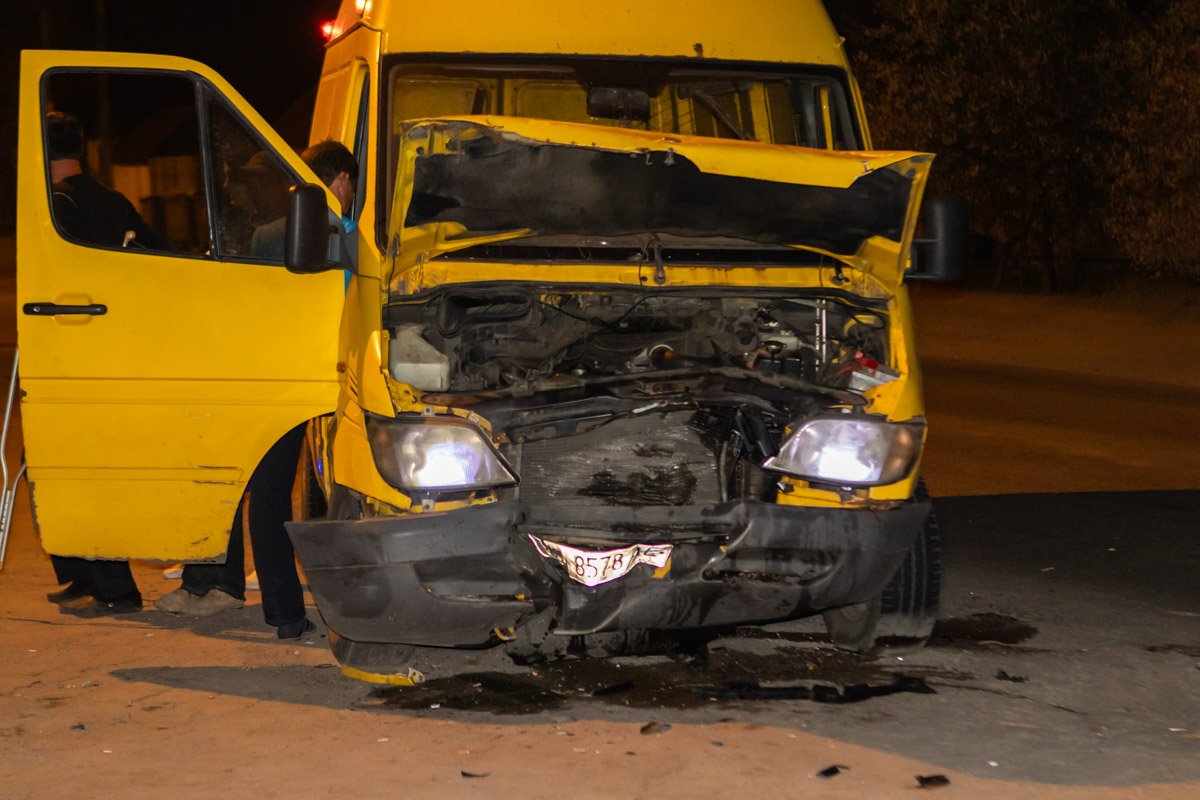 Автомобили столкнулись лоб в лоб 