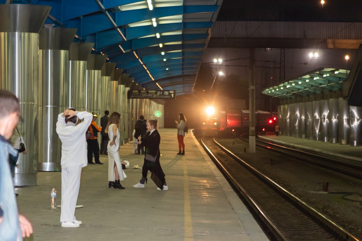На перроне его ждали художники и участники фестиваля На перроне его ждали художники и участники фестиваля