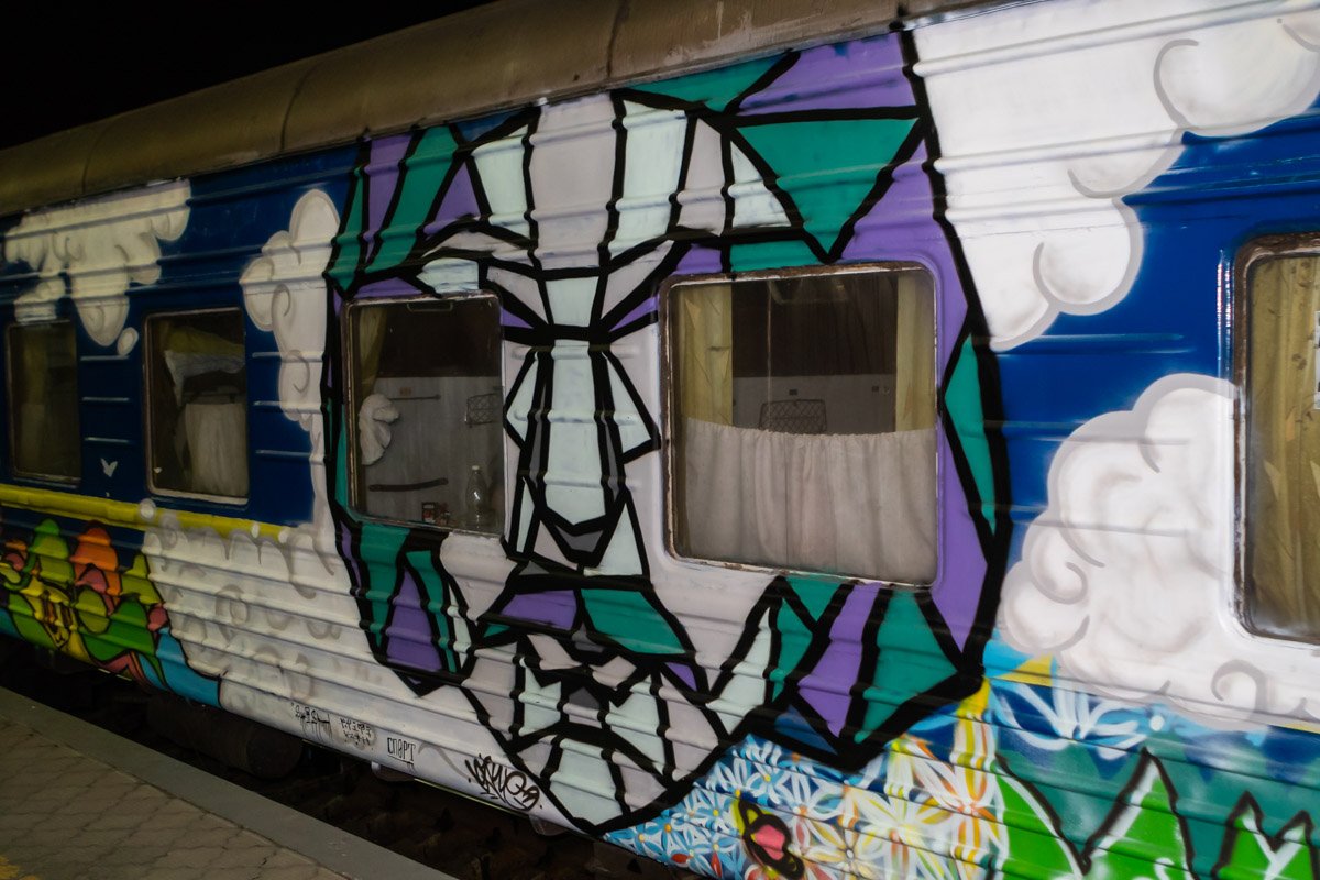 10 вагонов разрисовывали 2 дня 10 вагонов разрисовывали 2 дня