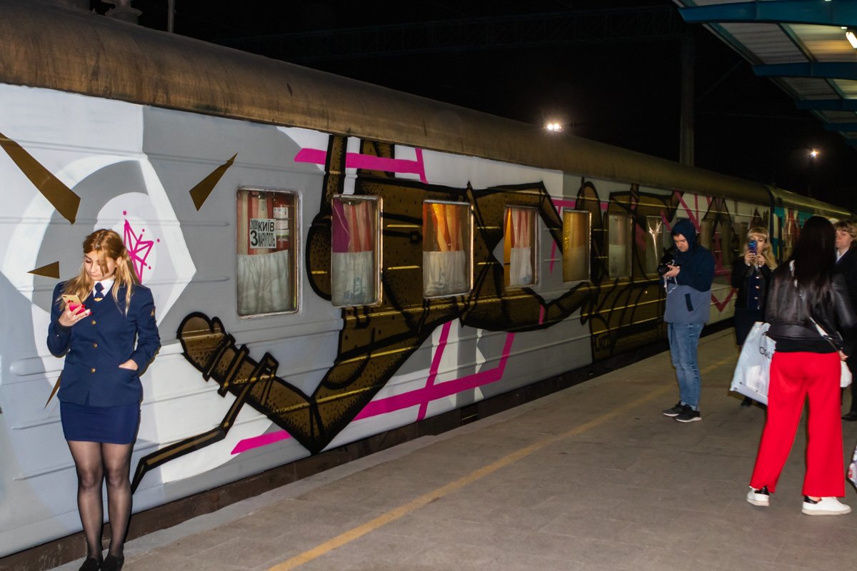 Для работы над поездом приехали граффитисты со всей Украины Для работы над поездом приехали граффитисты со всей Украины