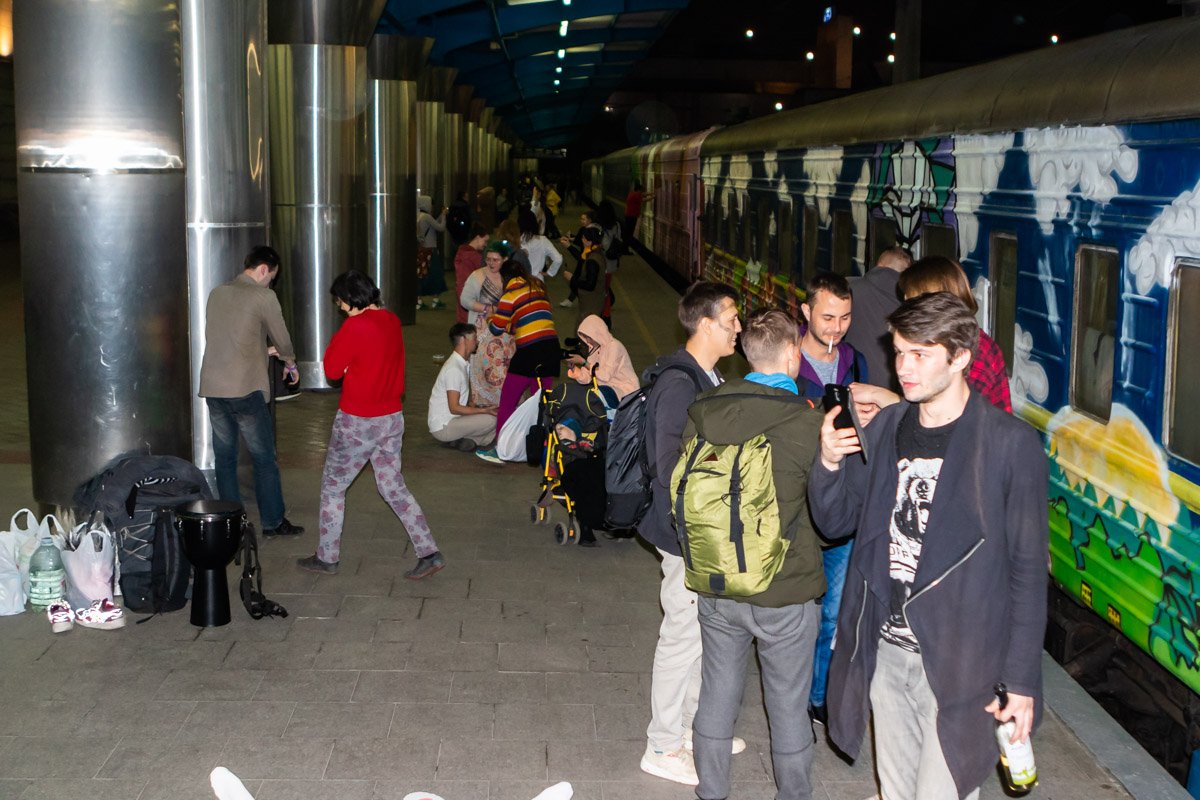 Пассажиры других поездов активно фотографировали арт-поезд Пассажиры других поездов активно фотографировали арт-поезд