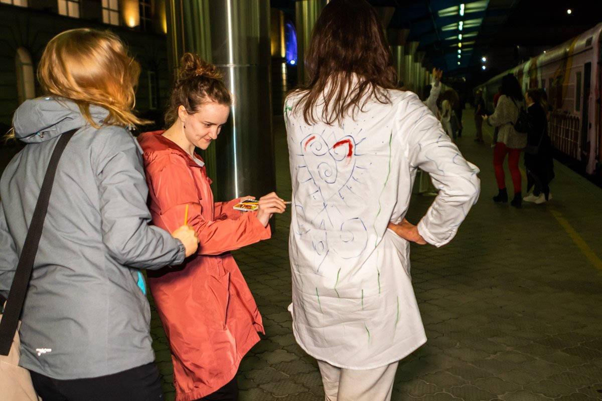 Любой желающий мог взять краски и сделать надпись или рисунок Любой желающий мог взять краски и сделать надпись или рисунок