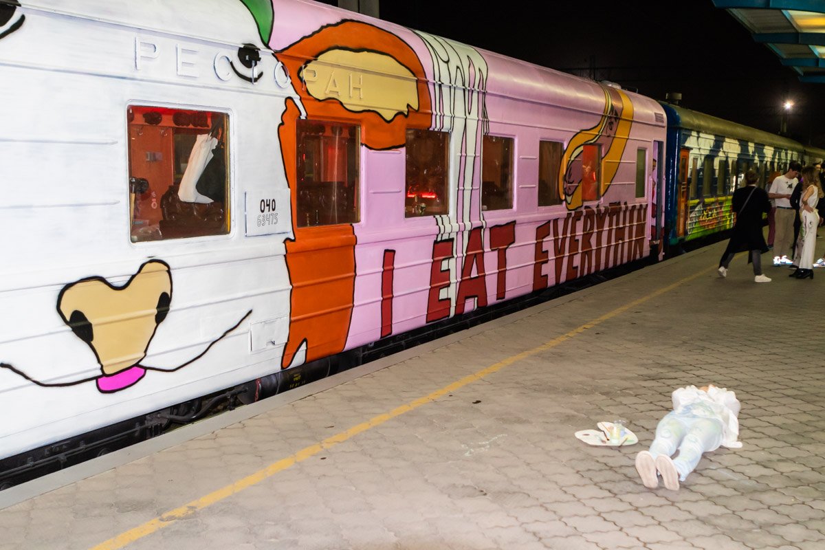 Внутри вагон украсили красной подсветкой Внутри вагон украсили красной подсветкой