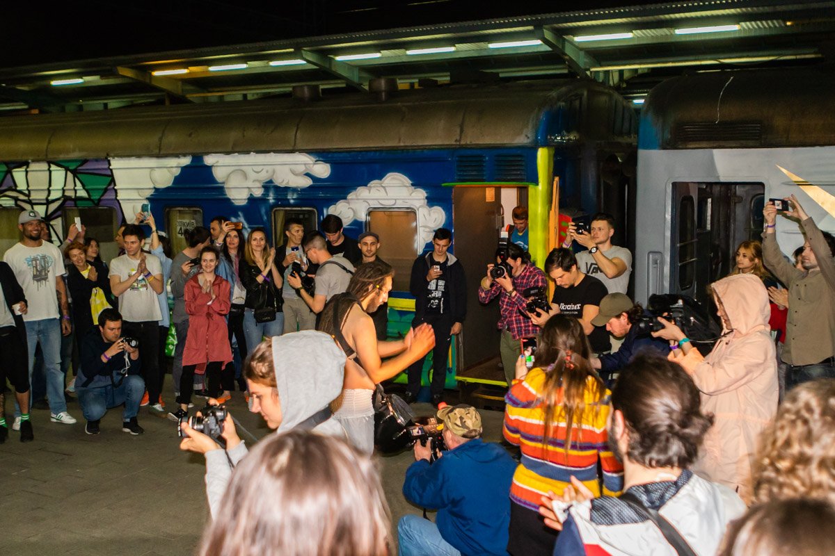 В какой-то момент на перроне начались танцы В какой-то момент на перроне начались танцы