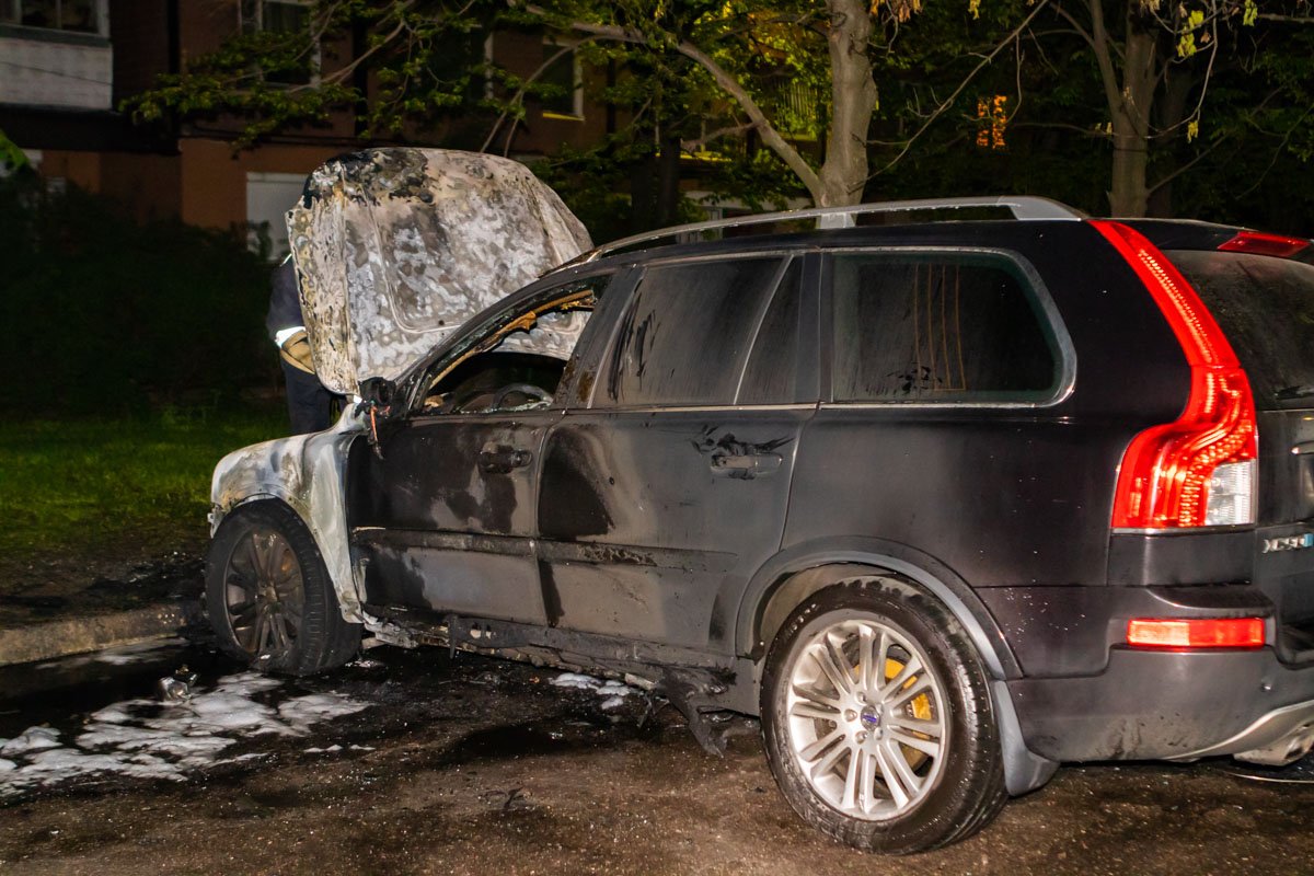 Возле автомобиля стояли и другие авто