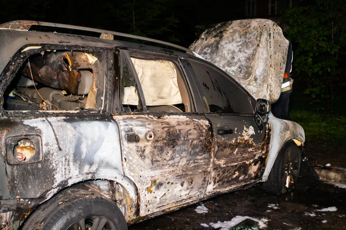  Спасатели тушили авто около получаса