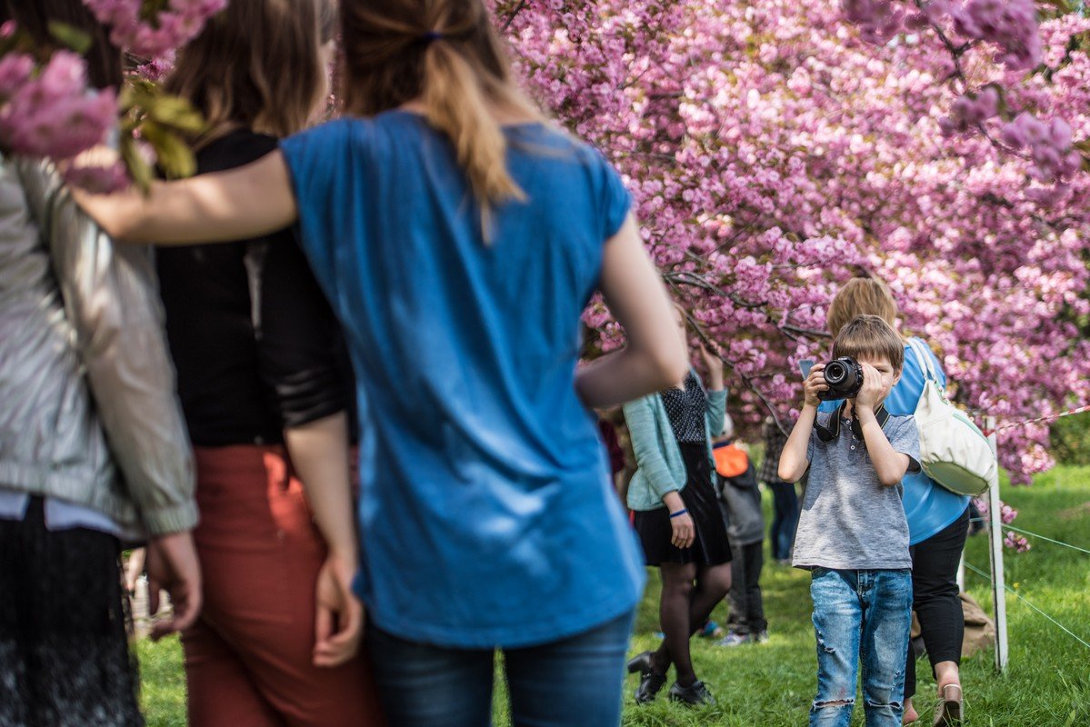 Набивает руку, чтобы пойти в Информатор