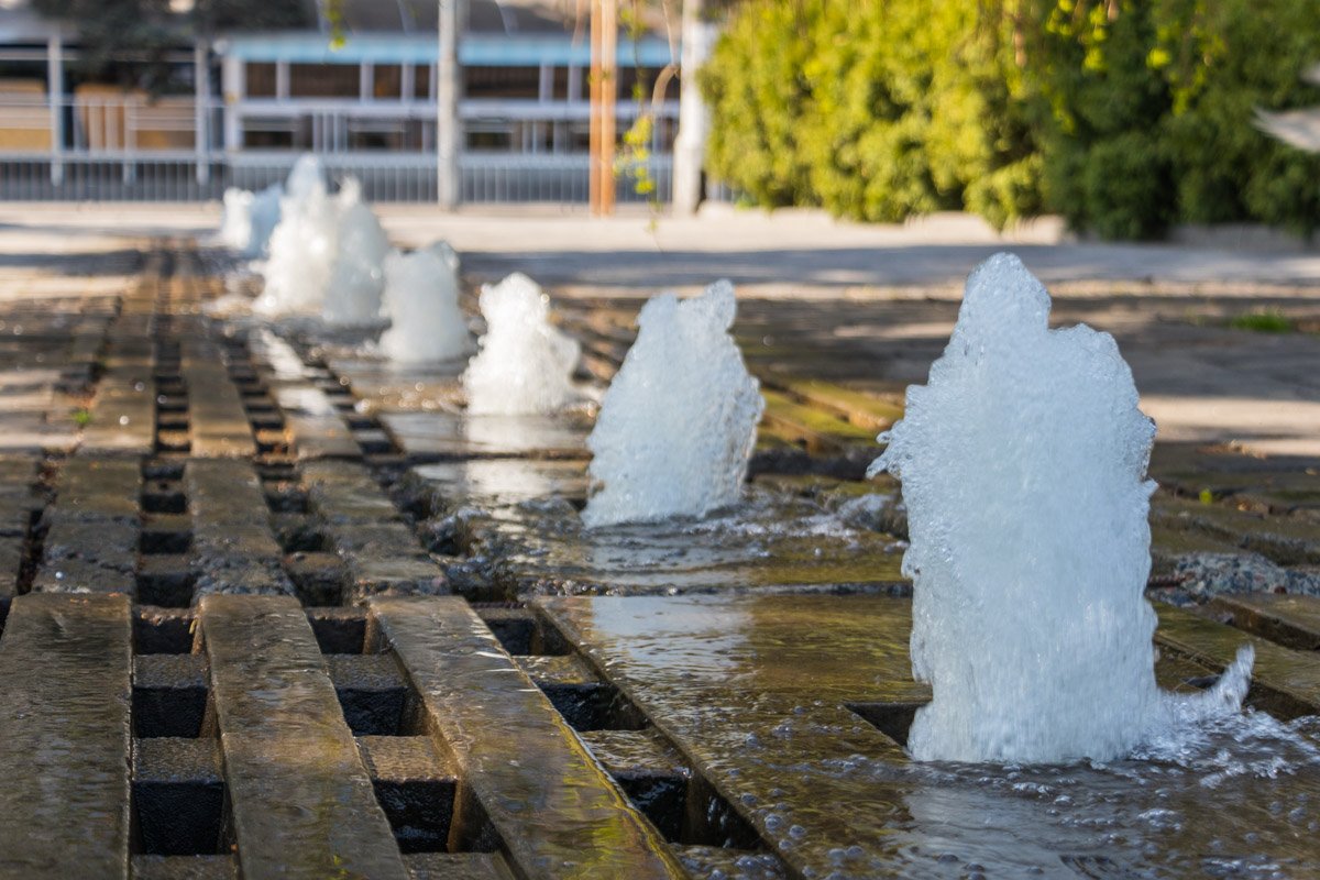 На набережной тоже мокро На набережной тоже мокро