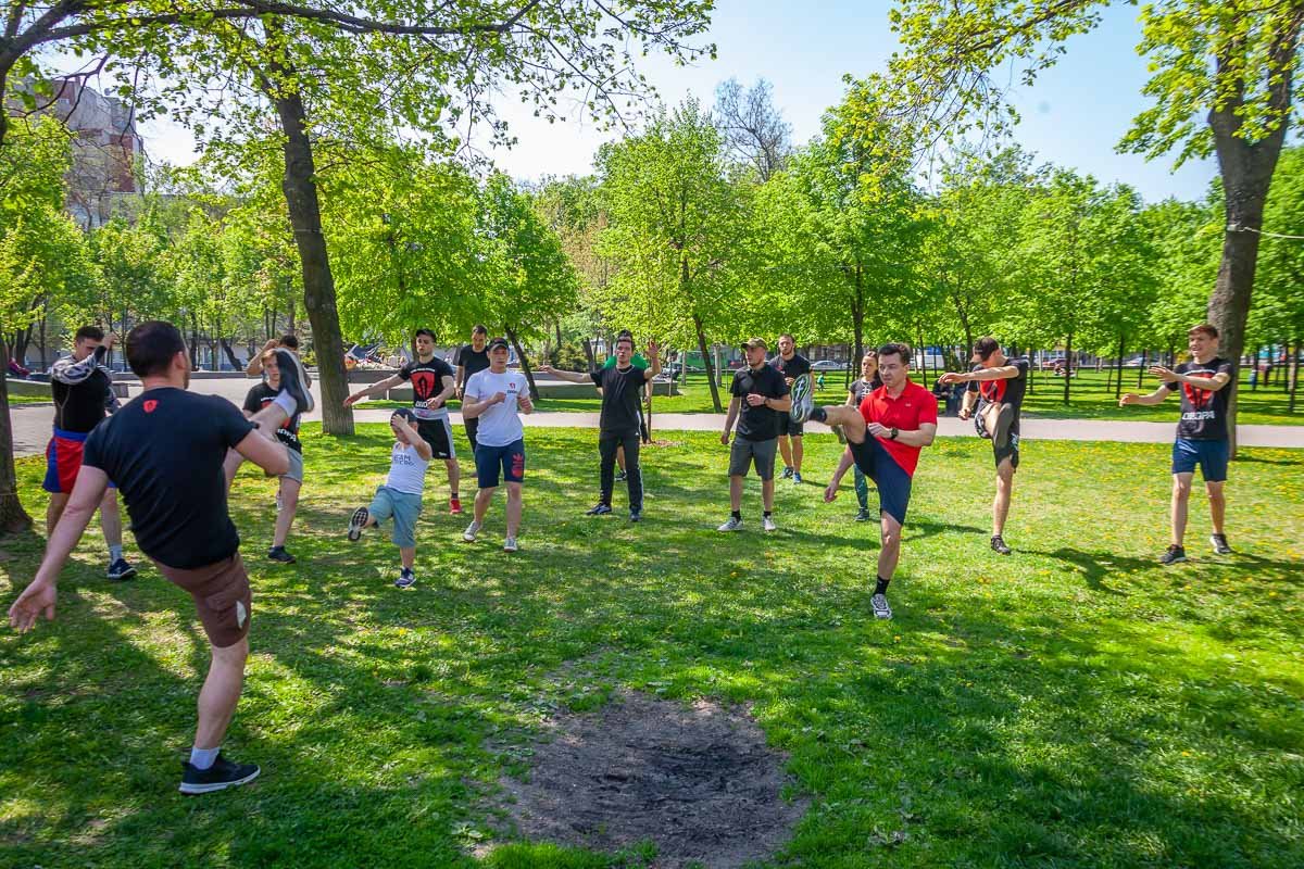 Разбились на группы 