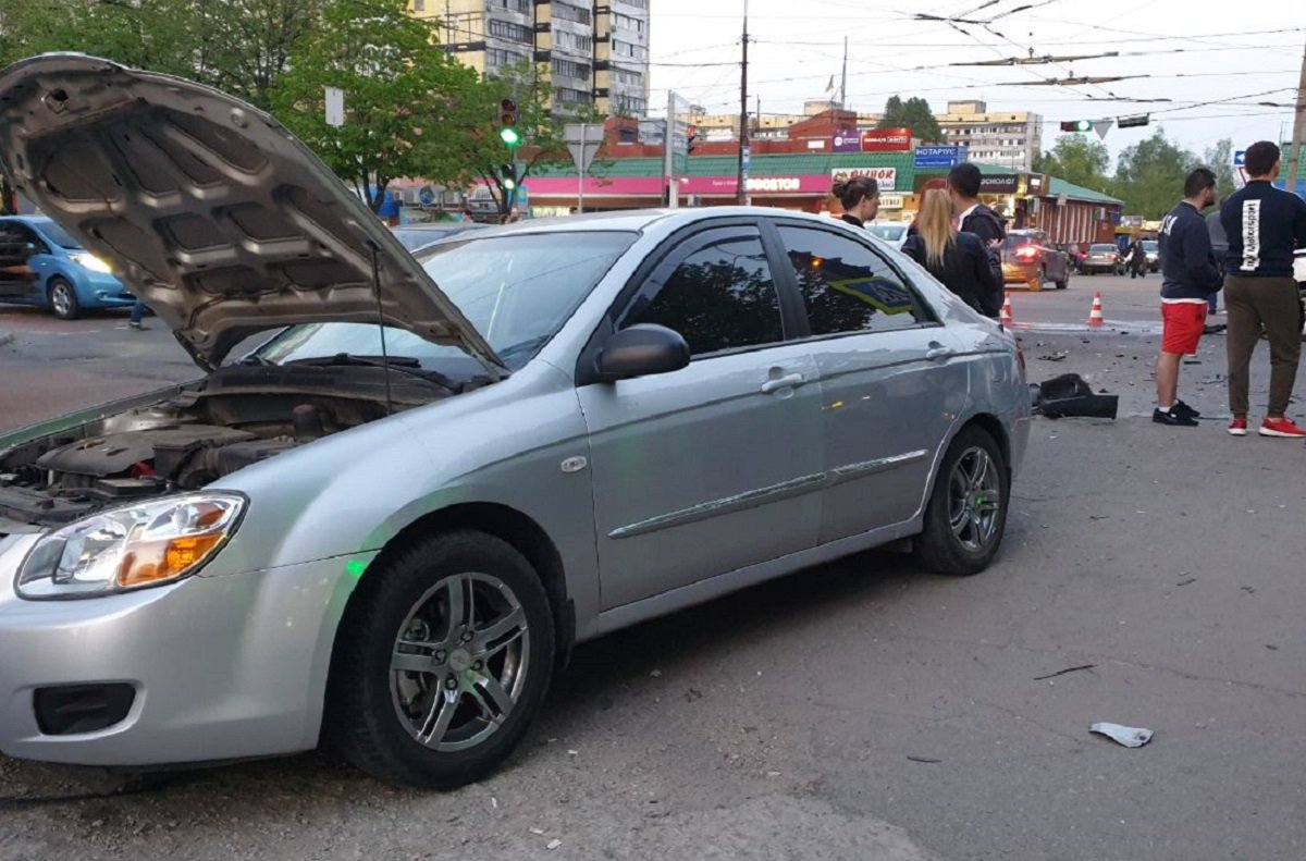 Из-за столкновения один из автомобилей задел женщину пешехода Из-за столкновения один из автомобилей задел женщину пешехода