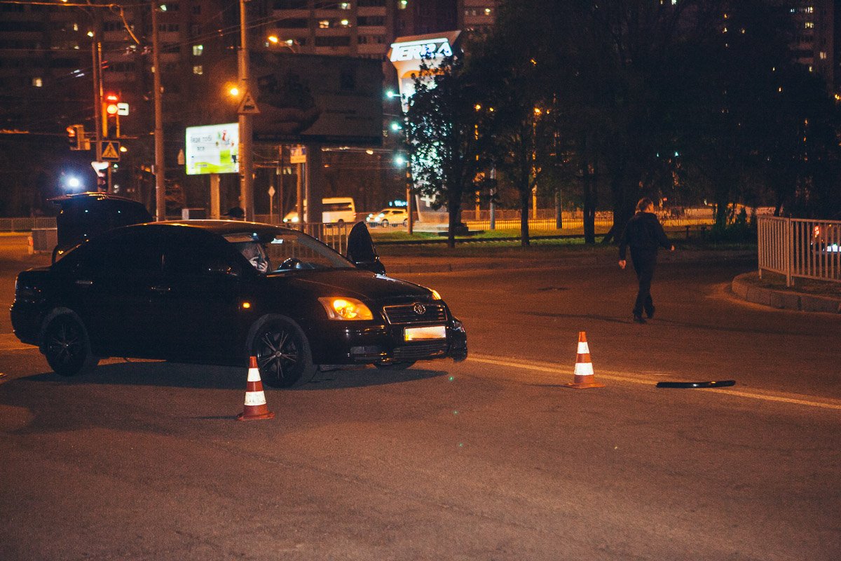 Водитель автомобиля перестраивался в левый ряд, в этот момент в него "влетел" мотоциклист