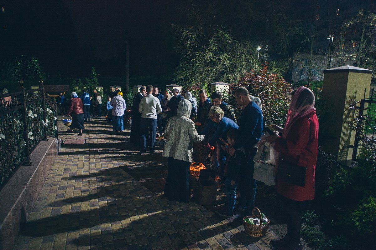 В Днепре прихожане в полночь святили куличи и паски