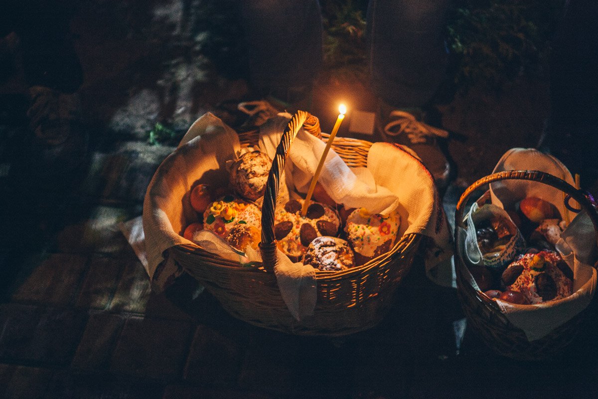 Первые прихожане уже посетили храмы, чтобы освятить куличи и паски