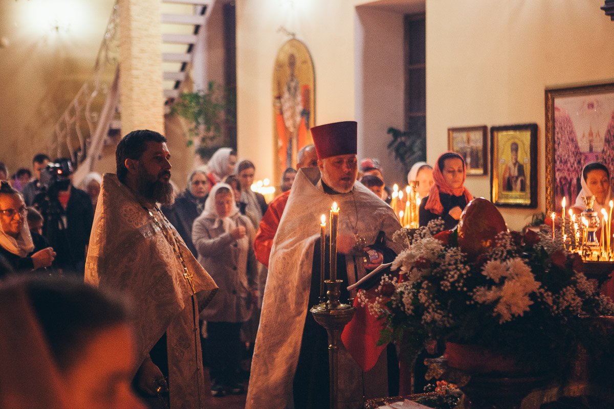 Всю неделю после Пасхи принято ходить в гости к близким, на гулянья, христосоваться и дарить подарки