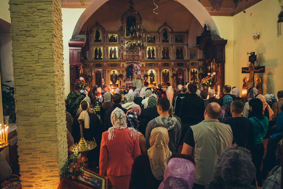 В храме было большое количество людей 