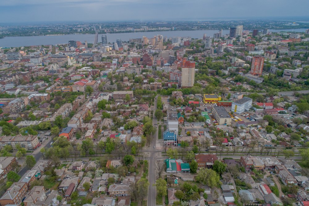 А сама улица начиналась на три квартала выше проспекта А сама улица начиналась на три квартала выше проспекта