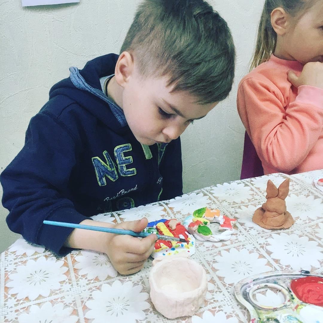 Время лепить пасхальных кроликов Время лепить пасхальных кроликов