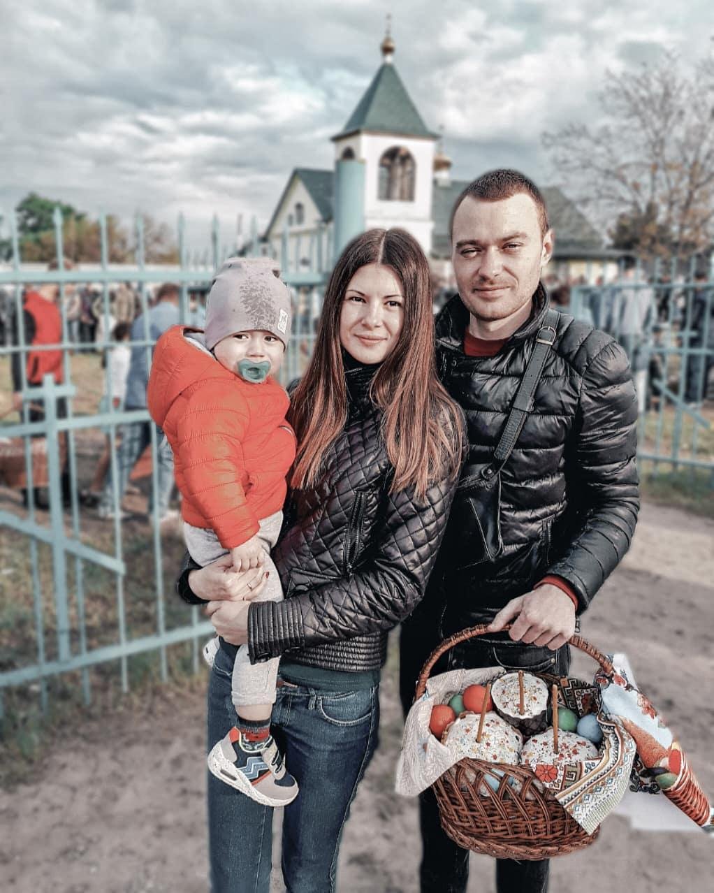 Малыш не рад тому, что паску нужно кушать целиком Малыш не рад тому, что паску нужно кушать целиком