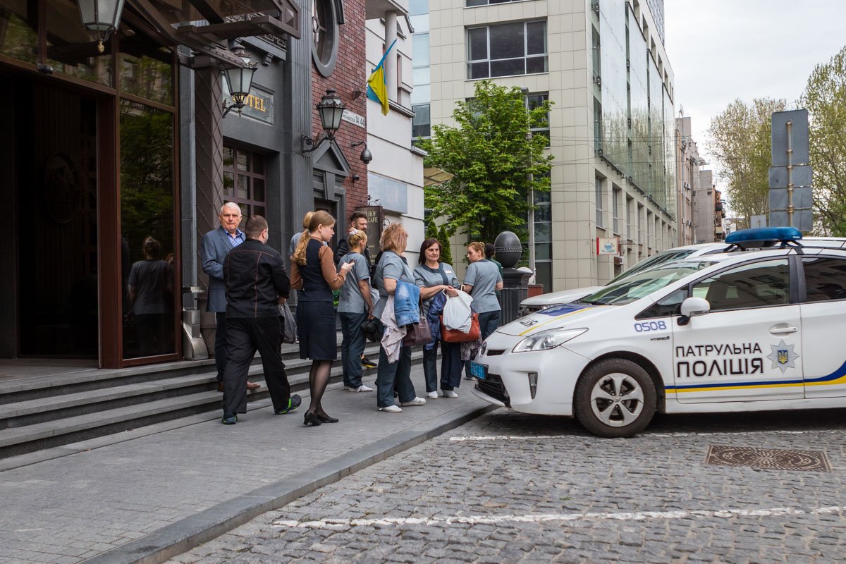 Из здания эвакуировали посетителей Из здания эвакуировали посетителей