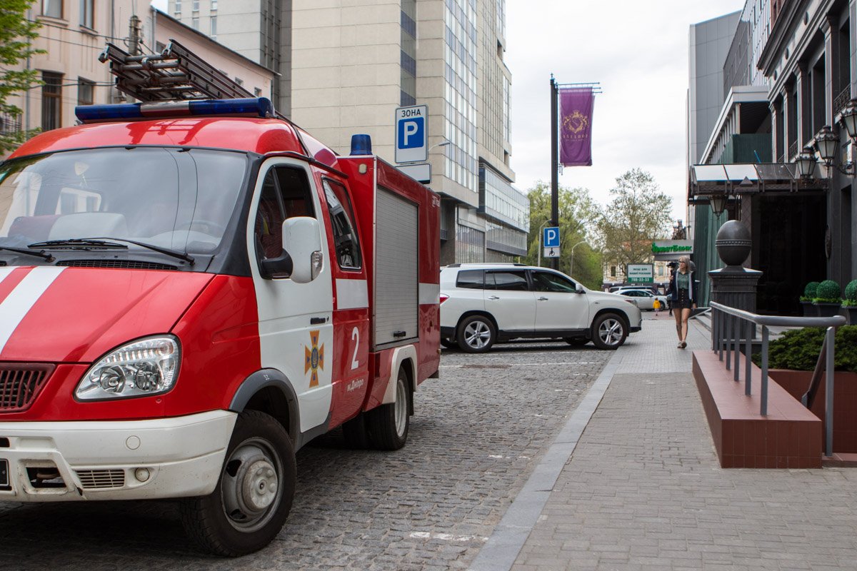 Сейчас на месте работают экипаж патрульной полиции, следственно-оперативная группа, спасатели и скорая Сейчас на месте работают экипаж патрульной полиции, следственно-оперативная группа, спасатели и скорая