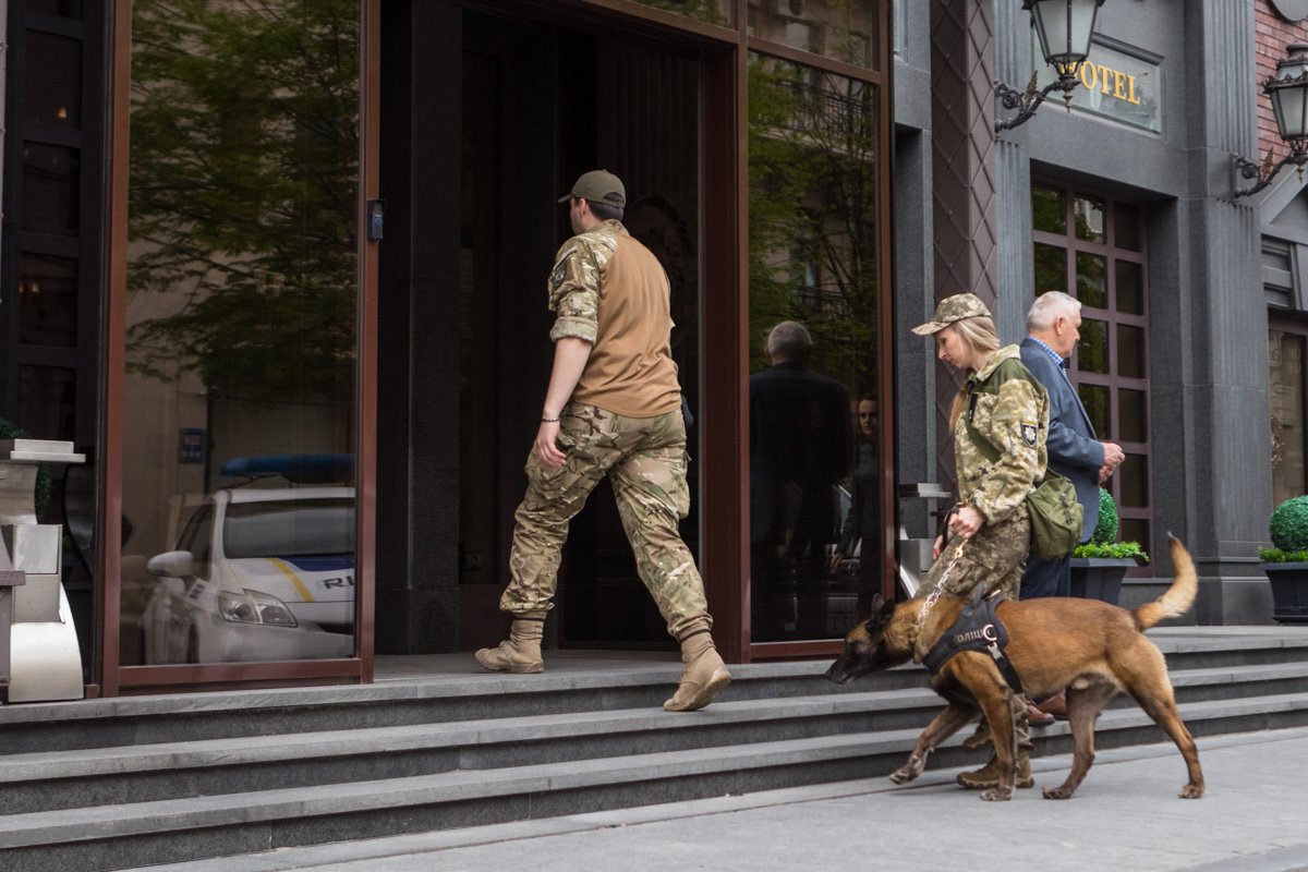 Помещение и прилегающую территорию осматривают группа взрывотехников и кинологи Помещение и прилегающую территорию осматривают группа взрывотехников и кинологи