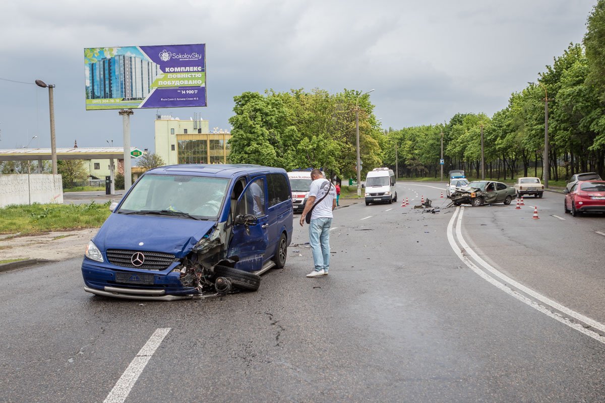 Mercedes ехал со стороны Победы Mercedes ехал со стороны Победы