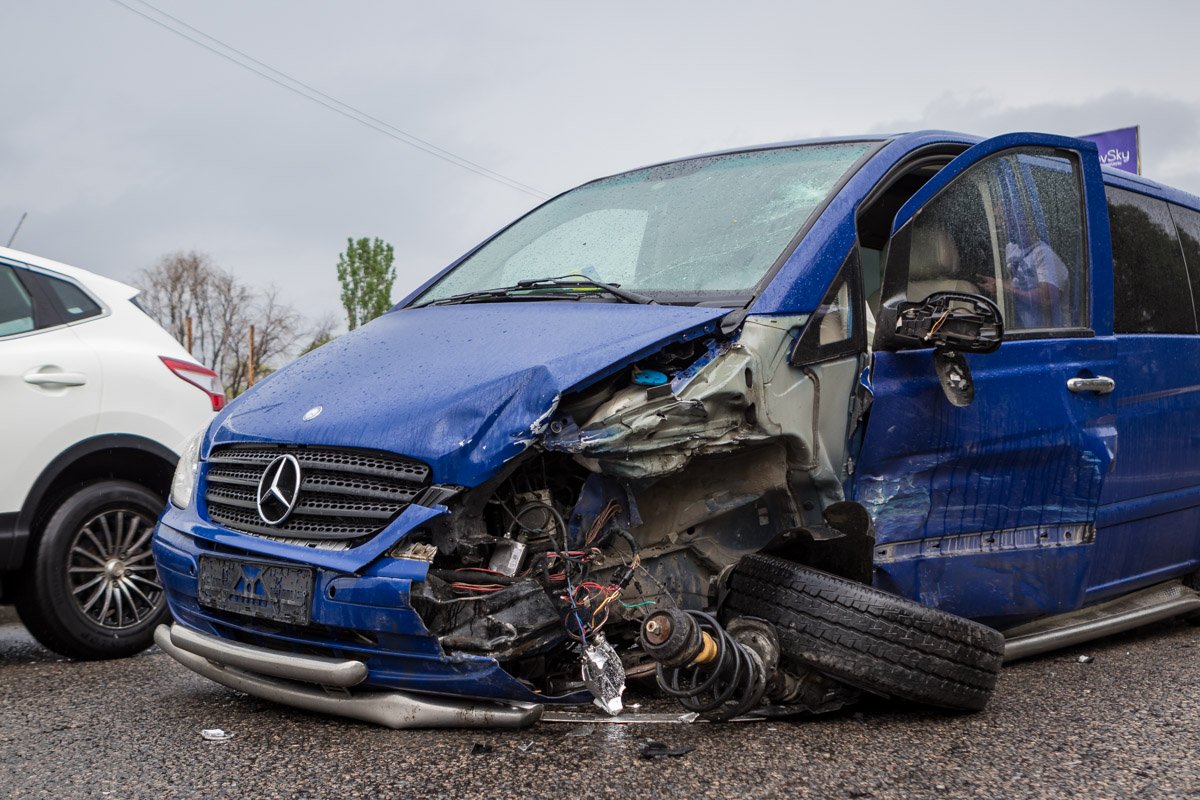 Повреждения на Mercedes Повреждения на Mercedes