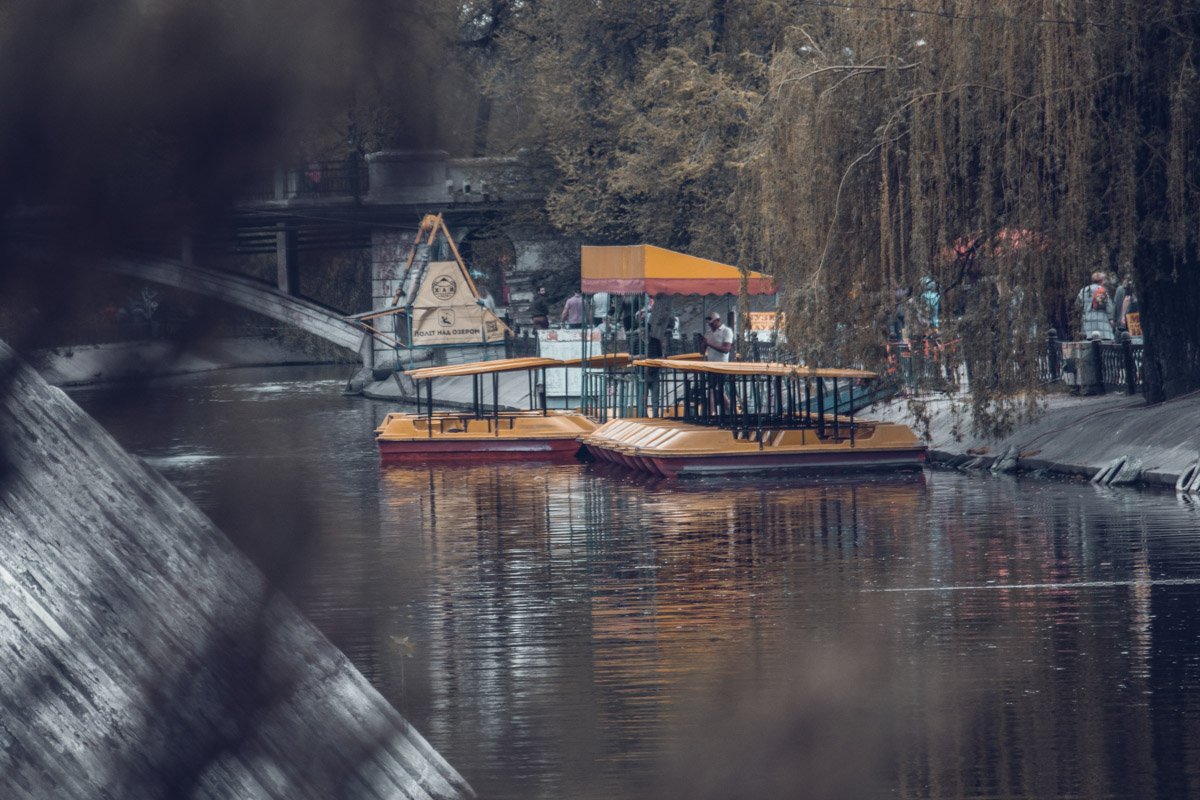 И вроде повод есть, а смысла нет, и вроде жизнь идет, а только мимо
