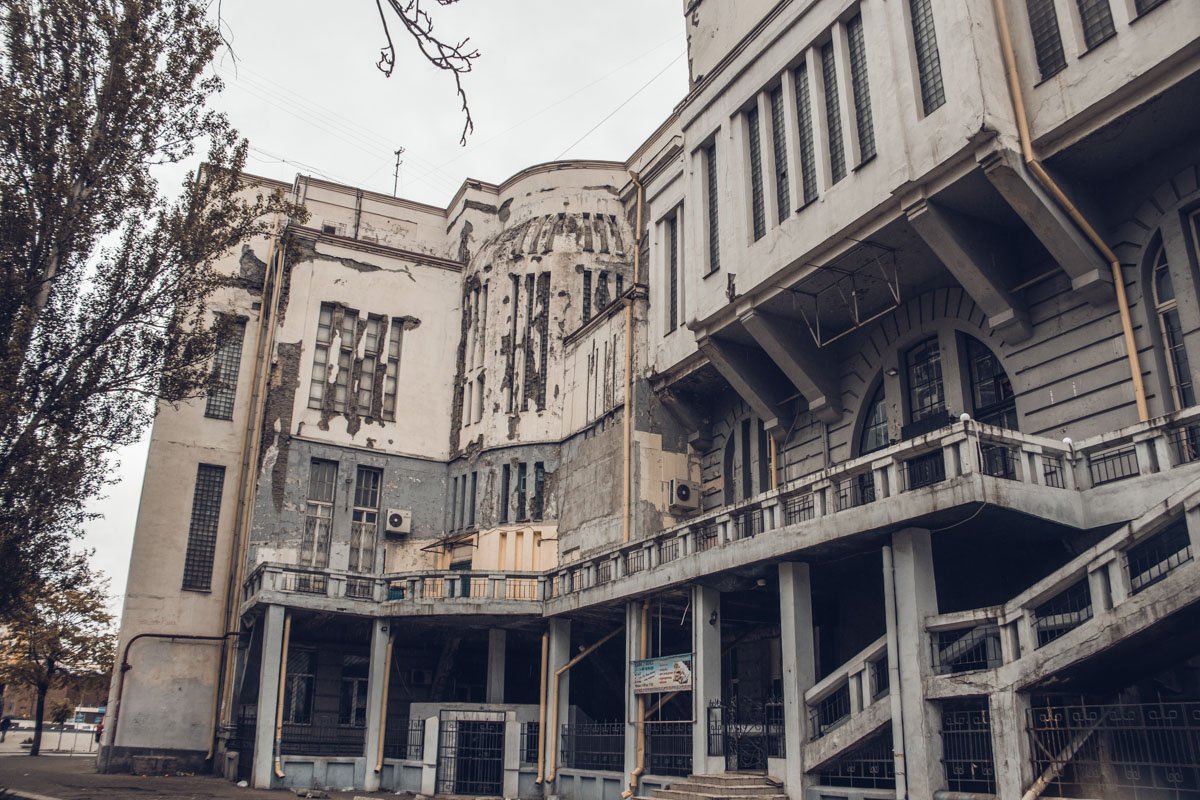 Истина всегда очень проста, но всегда - неожиданна, посему нет смысла возводить стройные мосты Теории между берегами Реальности