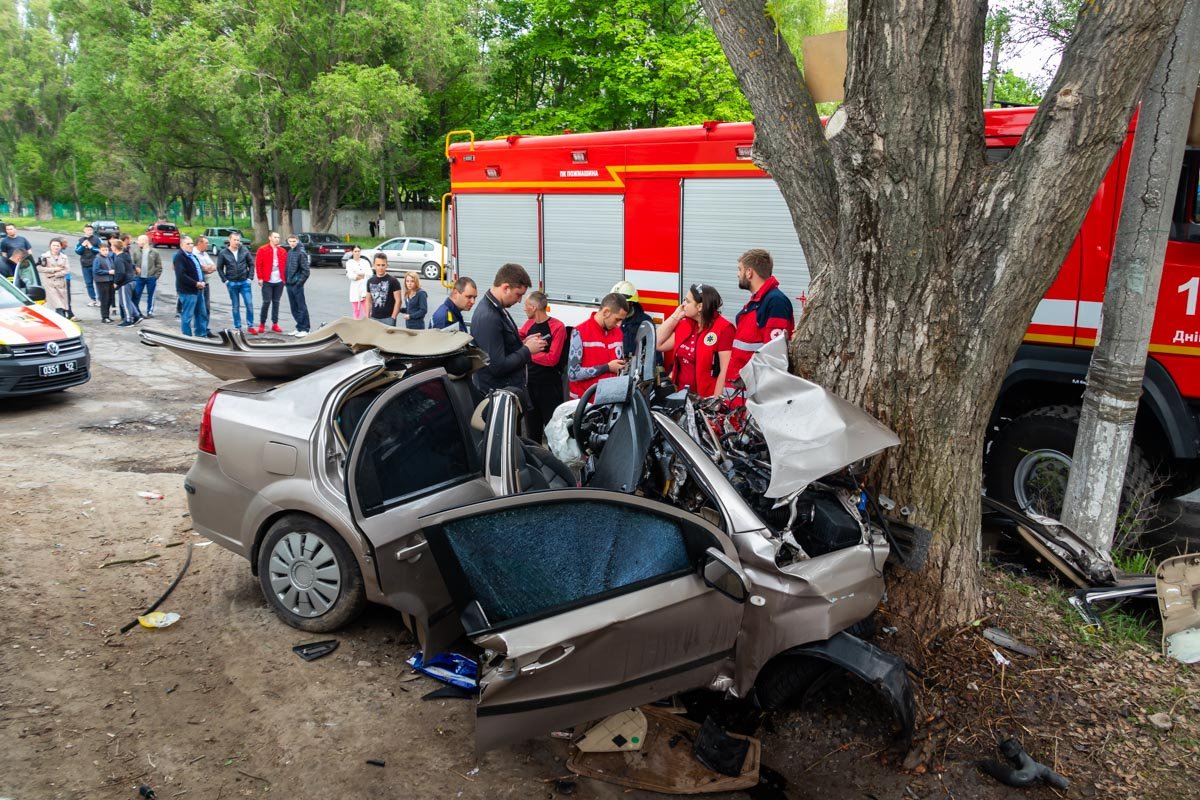Автомобиль Chevrolet врезался в дерево Автомобиль Chevrolet врезался в дерево