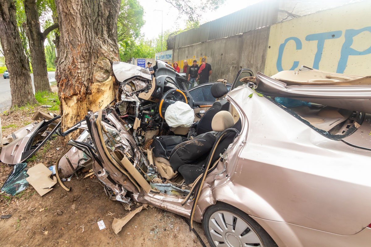 Для того, чтобы достать тело погибшего, спасателям пришлось срезать крышу Chevrolet Для того, чтобы достать тело погибшего, спасателям пришлось срезать крышу Chevrolet