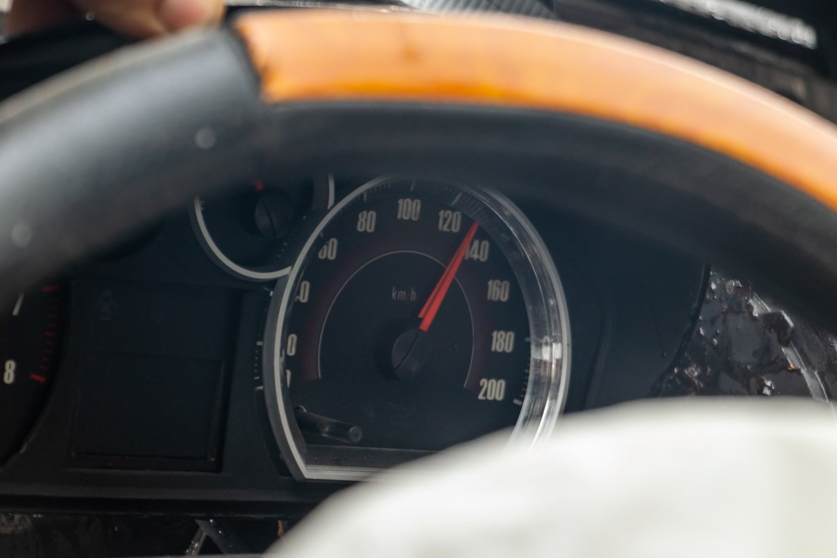 Спидометр автомобиля застыл на отметке 130 км/ч Спидометр автомобиля застыл на отметке 130 км/ч