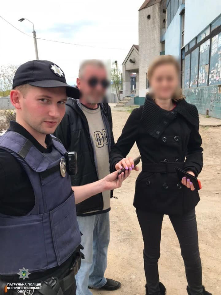 В Днепре патрульные вернули женщине потерянный телефон 1