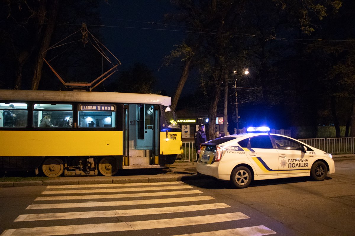 На место вызвали скорую и патрульных На место вызвали скорую и патрульных
